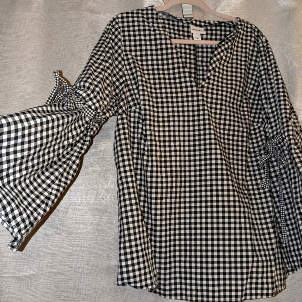 Ava & Viv Bell Sleeve Top. Size X